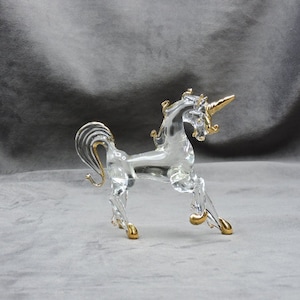 Unicornio saltarín de vidrio soplado hecho a mano adornado con oro de 22 quilates