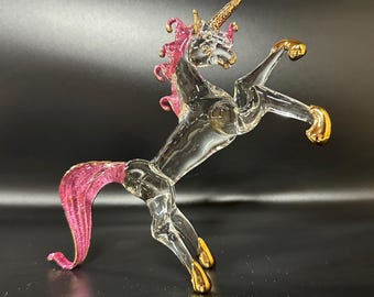 Unicornio encabritado de vidrio soplado hecho a mano adornado con oro de 22 quilates