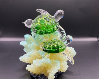 Mamá y cría de tortuga marina de vidrio hechas a mano sobre coral