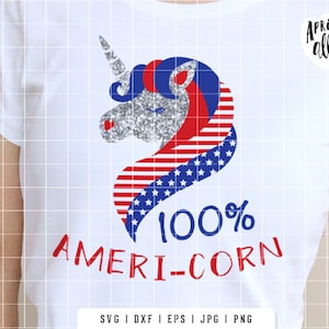 Puede incluir: Camiseta blanca con un diseño de unicornio patriótico. La cabeza del unicornio es de purpurina plateada, con detalles en rojo, blanco y azul. El texto dice "100% AMERI-CORN" en rojo y azul. La camiseta también incluye el texto "Apricot ally".
