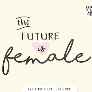 以下が含まれることがあります： 「the future is female」というフレーズが黒い筆記体で書かれ、ピンクのハートが描かれたデジタルグラフィック。言葉はクリーム色の背景にあり、右上隅にApricot Allyのロゴがあります。