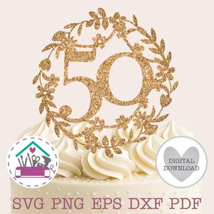 Puede incluir: Un adorno dorado con purpurina para pastel con el número 50, rodeado por una corona floral. El adorno está colocado sobre un pastel glaseado blanco. La parte inferior de la imagen muestra el texto "SVG PNG EPS DXF PDF".