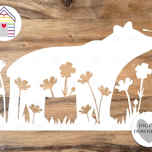 SVG lente zomer beer met vlinder op neus - beer in bloemenweide - digitaal gesneden bestand - eps - png-dxf-bestand - mama beer - babybeer - Cricut