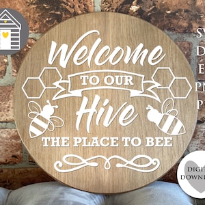 SVG Welcome To Our Hive - The Place to Bee - digitaal snijbestand - EPS-PNG-Dxf-bestand - kunst aan de muur - bord veranda - ingang - woondecoratie - lasergesneden