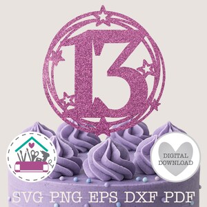 Puede incluir: Un adorno para pastel rosa brillante con el número 13 dentro de un marco circular con estrellas. El adorno está sobre un pastel con glaseado morado. La base del pastel tiene el texto "SVG PNG EPS DXF PDF".