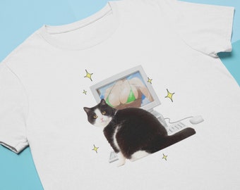 Gato mirando tetas de anime en la camiseta de la computadora - Divertida camisa de meme de anime para hombres o mujeres, Gen Z y2k Vapor wave Camiseta gráfica de humor extraño