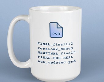 Op de afbeelding: Witte keramische mok met een grote handgreep. De mok heeft een blauw gepixeld PSD-bestandspictogram en een lijst met bestandsnamen in blauwe tekst. De mok staat tegen een lichtblauwe achtergrond.
