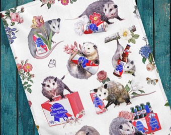 Possums and Beer Fleece Throw Blanket - Mantas divertidas para adultos, Meme Living Room Sofa Throw, Weird Humor Dorm Decor, Funny Home Decor