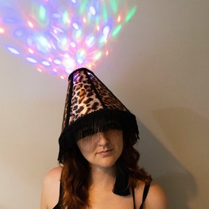 Cappello con paralume a LED con stampa leopardata - Cappello in costume divertente con luci da festa attivate dal suono, cappello con lampada con stampa animalier illuminata, vestito da festival EDM