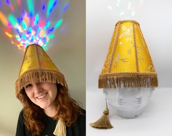 Chapeau d'abat-jour avec lumières de fête LED - Chapeau de lampe oriental doré, chapeau de fête de costume unique drôle, vêtements rave pour hommes femmes, tenue de festival EDM