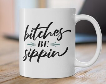 Bitches Be Sippin Mug - Taza de café con dicho divertido para mujeres, taza de sarcasmo de 11 oz, regalos de mordaza para ella, regalo de compañero de trabajo, taza divertida para hermana