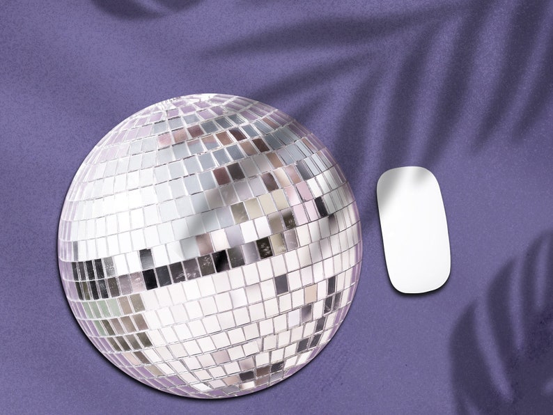 K&ouml;nnte beinhalten: Eine silberne Discokugel mit einer wei&szlig;en Computermaus auf einem violetten Hintergrund.