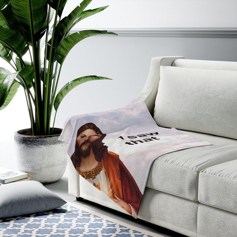 Puede incluir: Una manta blanca con una pintura de Jes&uacute;s en ella. La pintura es una parodie del famoso meme "Jes&uacute;s es mi amigo". El texto "I saw that" est&aacute; impreso en la manta.