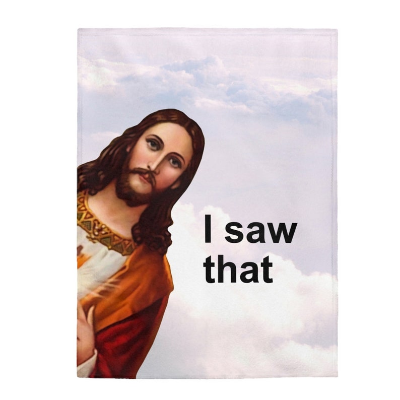 Puede incluir: Una ilustraci&oacute;n digital de Jes&uacute;s mirando por encima del hombro con el texto "I saw that" en letras negras sobre un fondo de cielo nublado.