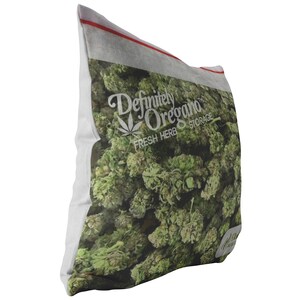 Peut inclure: Oreiller blanc avec une image imprim&eacute;e d'un sac d'origan vert. Le sac porte l'inscription "Definitely Oregano" et "Fresh Herb Storage".