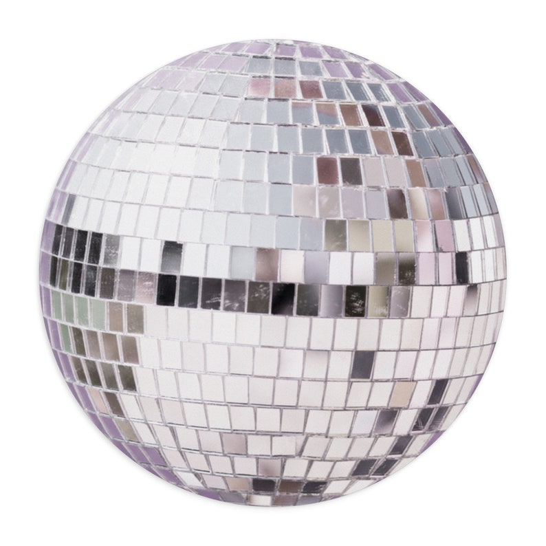 K&ouml;nnte beinhalten: Eine silberne Discokugel mit Spiegelkacheln. Die Kugel ist rund und hat eine gl&auml;nzende Oberfl&auml;che.