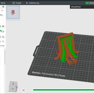 Puede incluir: Una representaci&oacute;n 3D de una estructura similar a un &aacute;rbol en marr&oacute;n y verde, mostrada sobre una superficie negra texturizada. La imagen es una captura de pantalla de un software de impresi&oacute;n 3D.