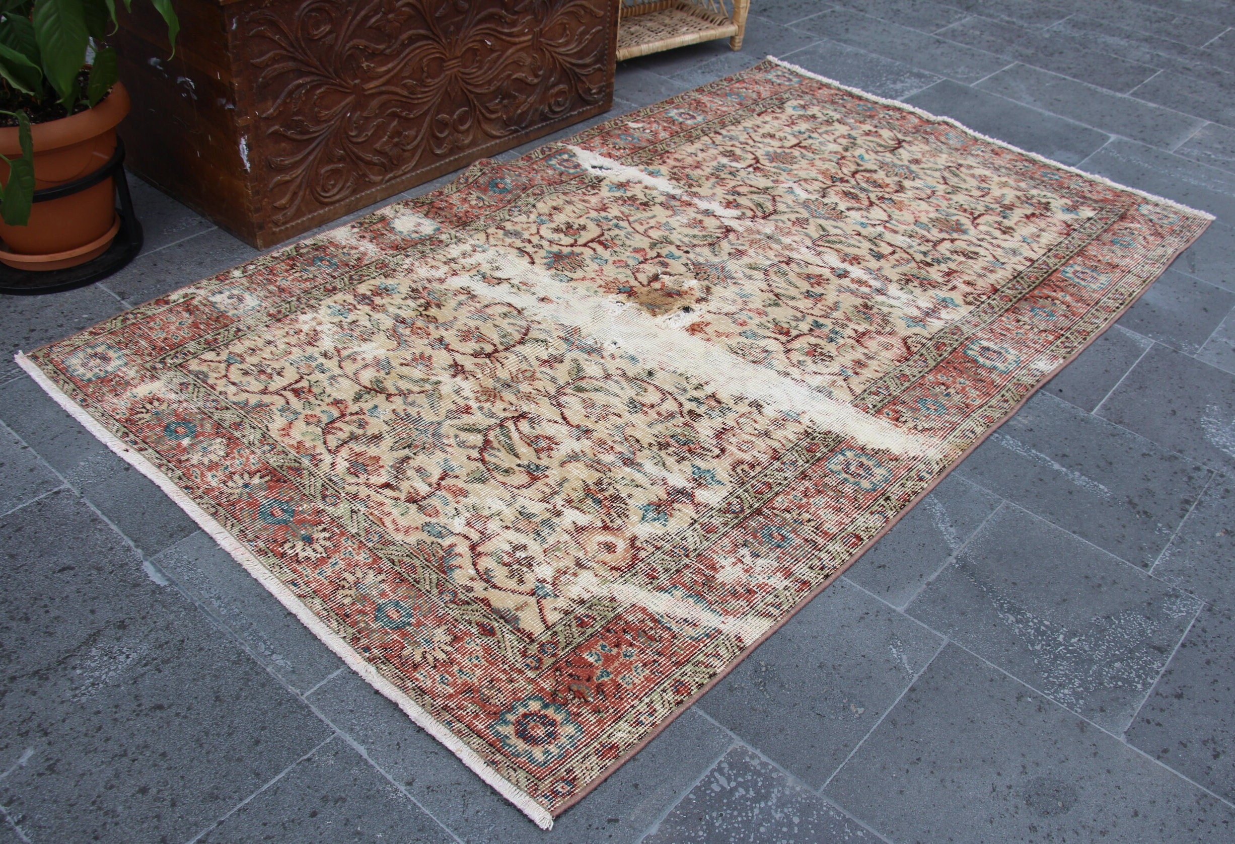 116×212\" Feel nature”ViNTAGE TURKiSH RUG Vintage Turkish Rug in Light Green with Beige Floral Medallion