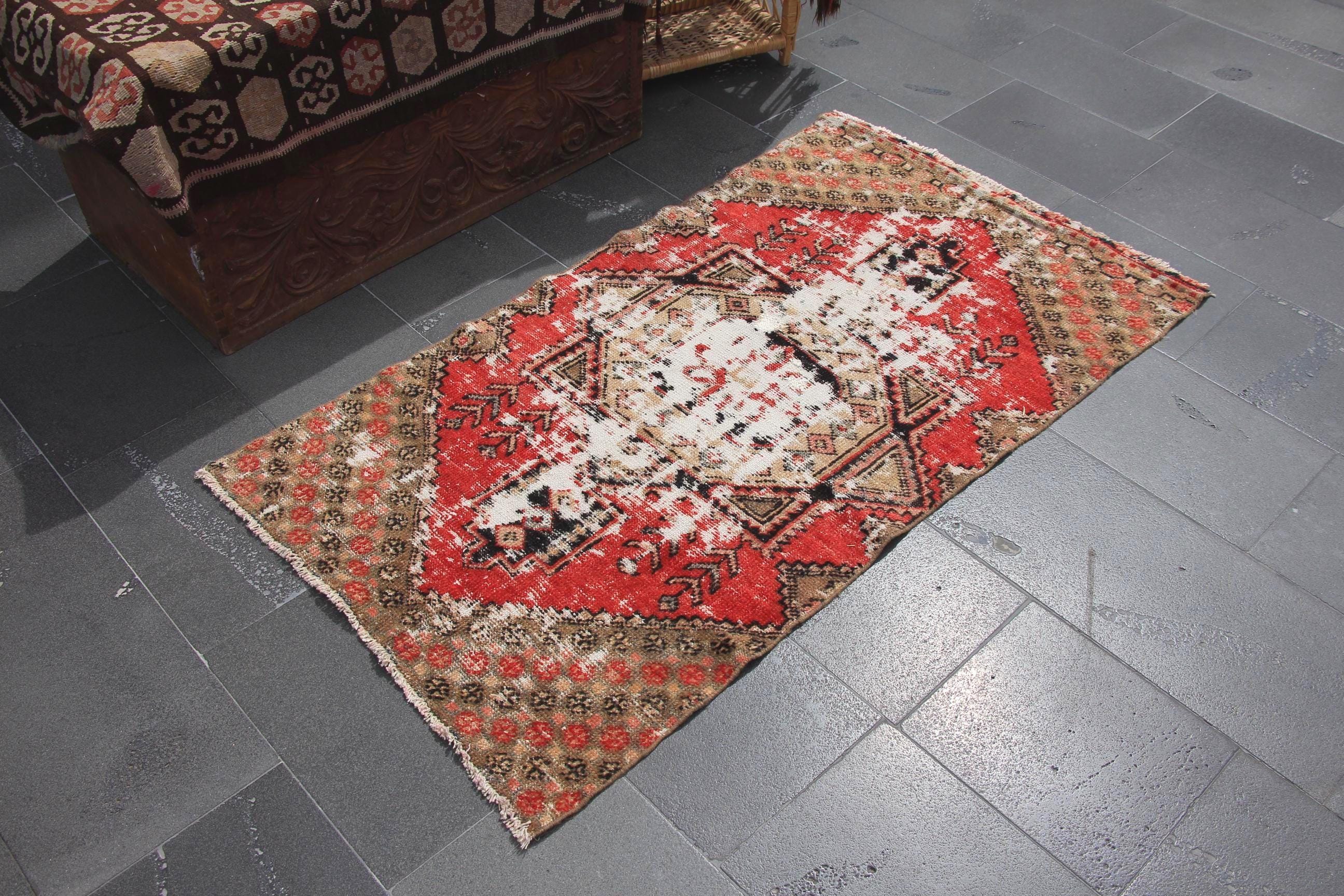 ヴィンテージレッドラグ、トルコ製スモールラグ、2.7 x 5フィート