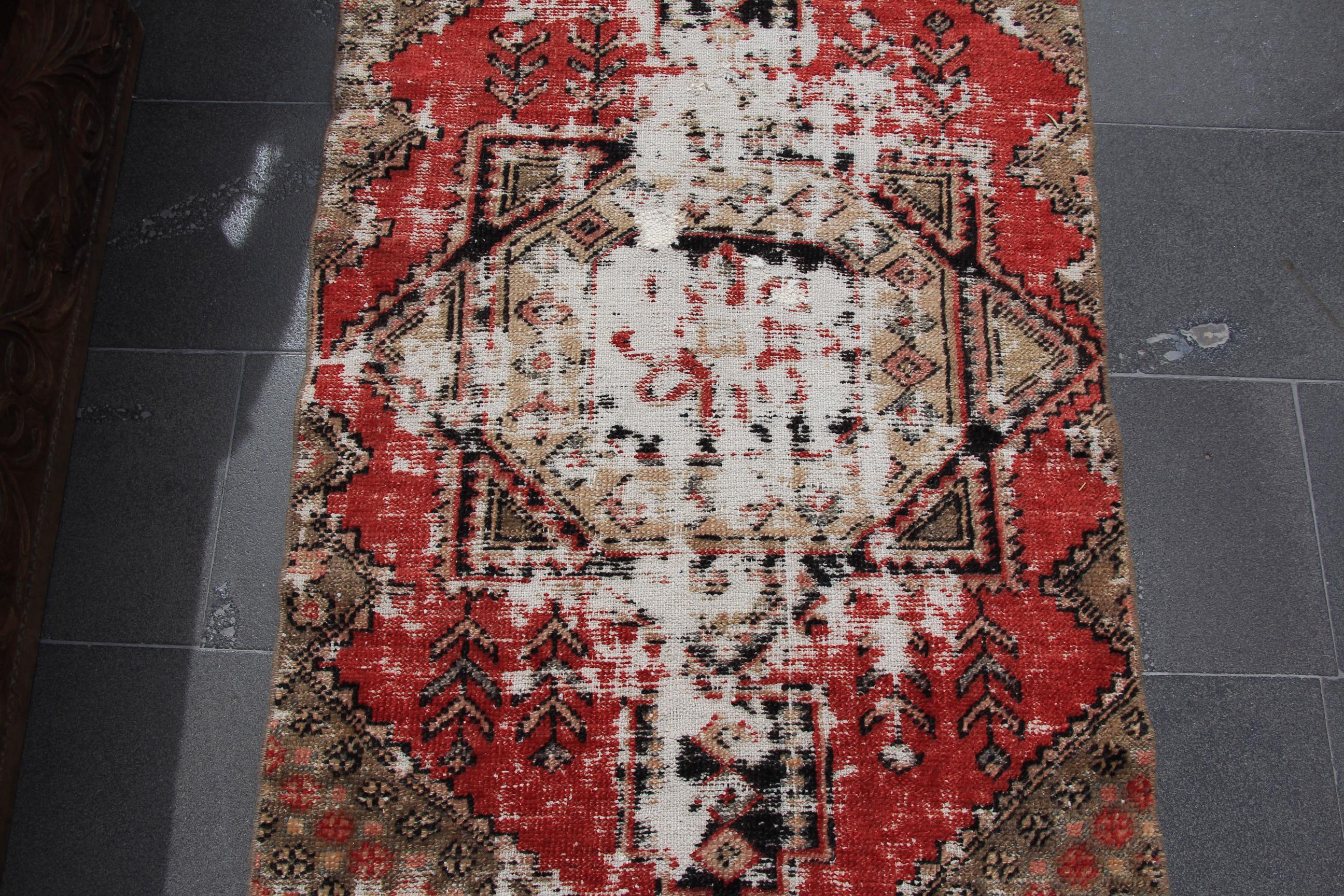 トルコ　ヴィンテージ ラグ　ミニラグ　赤 ヴィンテージレッドラグ、トルコ製スモールラグ、2.7 x 5フィート