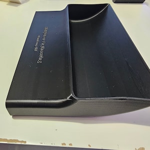 Puede incluir: Una bandeja de plástico negro con el texto "Hobby Wars 3D Printing" y "Printed in EU" en el lateral.