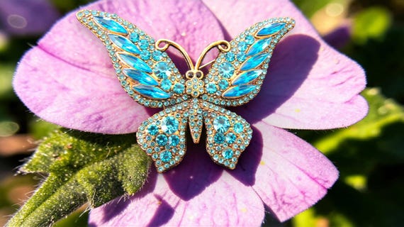 Vintage Blue Crystal Rhinestone Butterfly Brooch Pin – Blue & Azure Gold-Tone