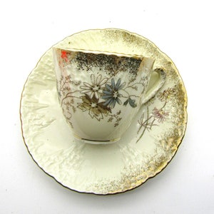 Mooie demitasse-beker met handgeschilderd verfraaid gouden bloemdessin