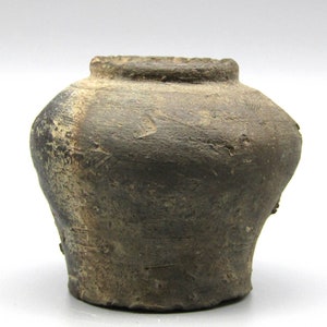 Jarra de cerámica antigua de la dinastía Han (206 a. C. a 220 d. C.), antigua vasija de cerámica china, artefacto arqueológico coleccionable.
