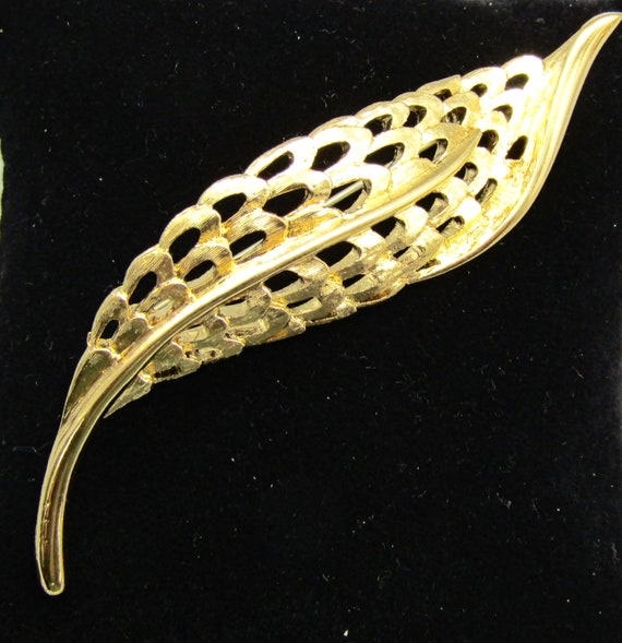 Vintage MONET LEAF Brooch Textured Filigree Gold Tone Pin Brooch Signed