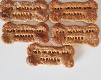 Personalised dog biscuits. Your choice of message. Peanut butter dog biscuit treats. Gifts for your dog. 12 pack