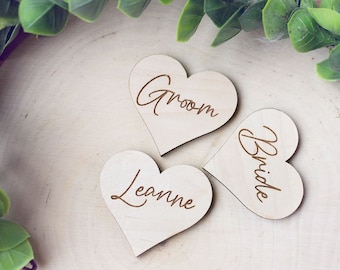 Nombres de lugar de boda personalizados con forma de corazón de madera: Decoración de mesa de roble grabada