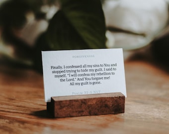 21 Themed Bible Verse Cards & Wooden Stand | Scripture Memorisation Pack | Christian Memory Cards | Men, Women | Gift