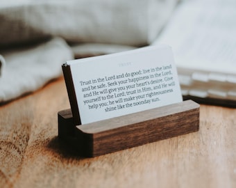 21 Themed Bible Verse Cards & Wooden Stand | Scripture Memorisation Pack | Christian Memory Cards | Men, Women | Gift