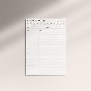 K&ouml;nnte beinhalten: Eine druckbare Predigtnotizseite mit einem Kalender oben, einem Abschnitt f&uuml;r Verse, Notizen und Redner sowie einem Abschnitt f&uuml;r Erkenntnisse und Anwendungen/Gebete.