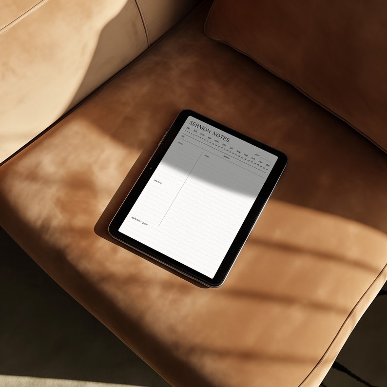 K&ouml;nnte beinhalten: Ein schwarzes Tablet-Computer mit einem wei&szlig;en Bildschirm, auf dem eine Vorlage f&uuml;r Predigtnotizen angezeigt wird. Das Tablet liegt auf einem braunen Ledersofa.