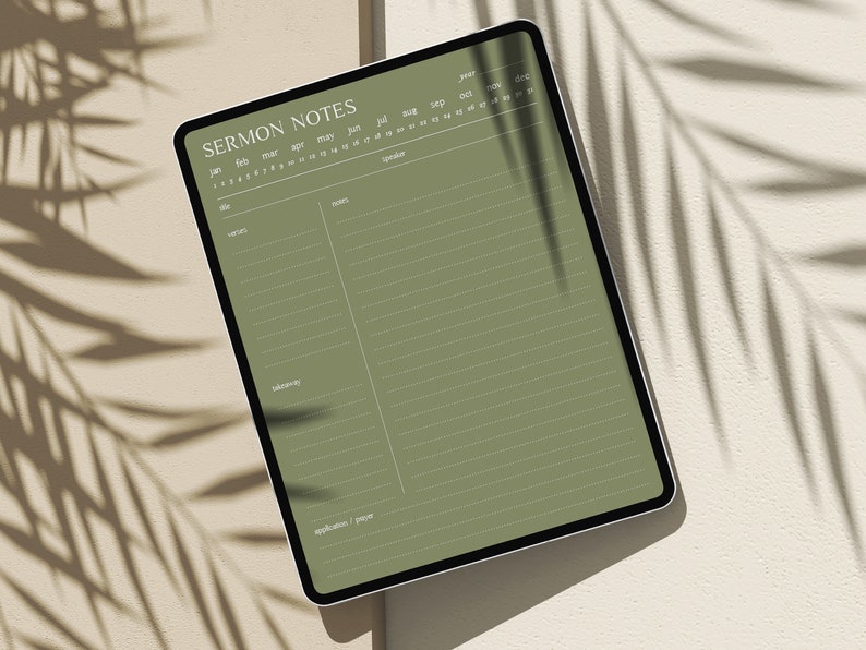 K&ouml;nnte beinhalten: Ein digitaler Planer mit gr&uuml;nem Hintergrund und einem Kalender f&uuml;r das Jahr. Der Planer enth&auml;lt Abschnitte f&uuml;r Predigtnotizen, darunter Titel, Verse, Kernaussagen und Anwendung/Gebet.