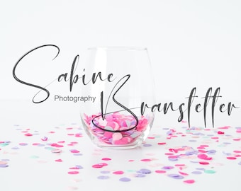 Styled Stock Fotografie "confetti Fun", mockup-digitaal bestand, stemless wijn glas met roze confetti op witte achtergrond mockup