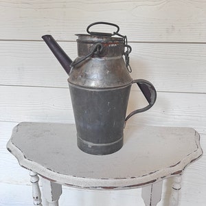 Primitieve melkemmer of kan met handvat of tuit. Geweldig boerderijdecorstuk voor keuken of schuur.