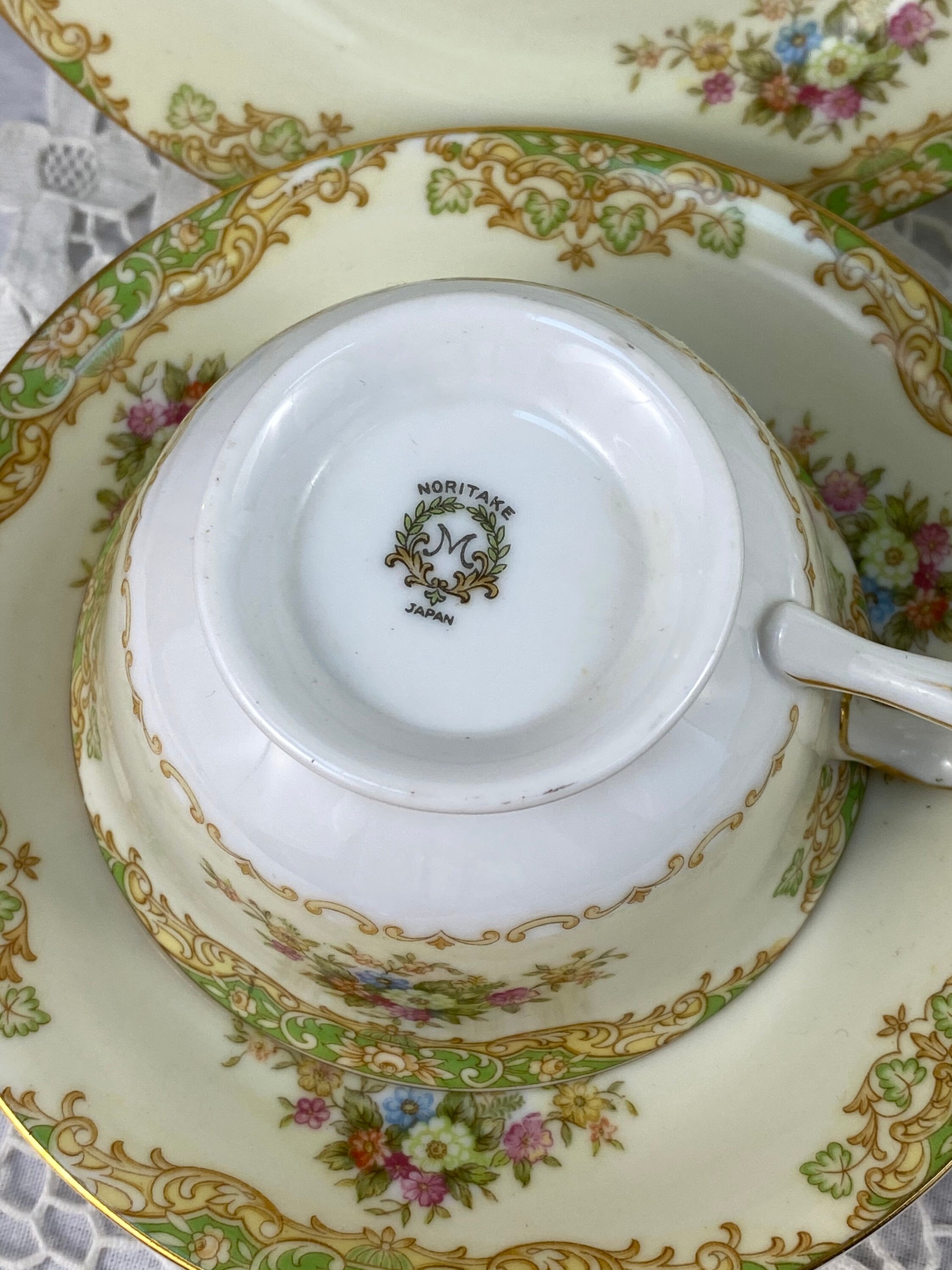 Noritake デザイン皿 Noritake China Trio - Cup, Saucer and Side Plate. Pretty Pink