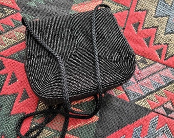 La Regale portemonnee met zwarte kralen, clutch, tas, schoudertas met lange hengsels, handtas