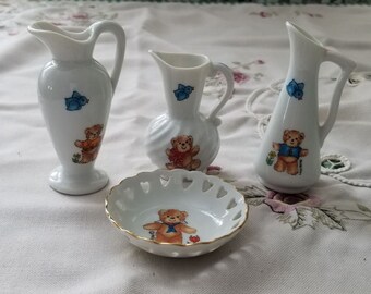 Lucy Rigg Enesco 1979 4-delige verzamelobjecten, vazen, flessen en ringschotel teddyberen kinderverzamelobject