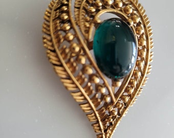Vintage hartvormige broche met briljante smaragdgroene ovale edelsteen