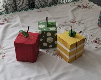 Houten appelblokken. Painted with vintage Nails, Country Decor Set van 3