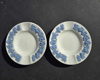 Wedgewood of Etruria Barlaston reliëf Queen's Ware 2 kleine asbakken, ringschotel, make-upbakjes