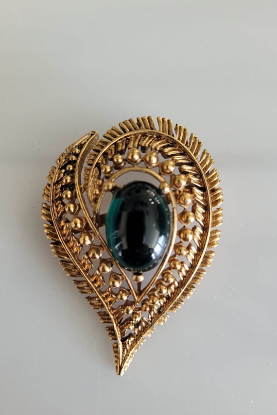Vintage Heart shaped Broch with Brilliant Emerald 