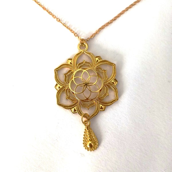 Collier doré fleur de lotus avec goutte