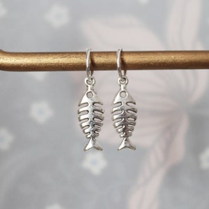 Créoles boucles d'oreilles argentées anneaux en laiton fishbone poisson