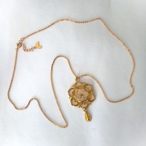 Collier doré fleur de lotus avec goutte image 3