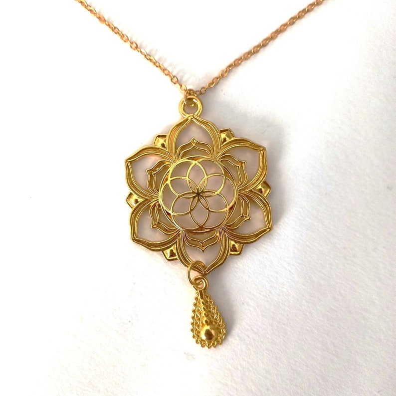 Collier doré fleur de lotus avec goutte image 1