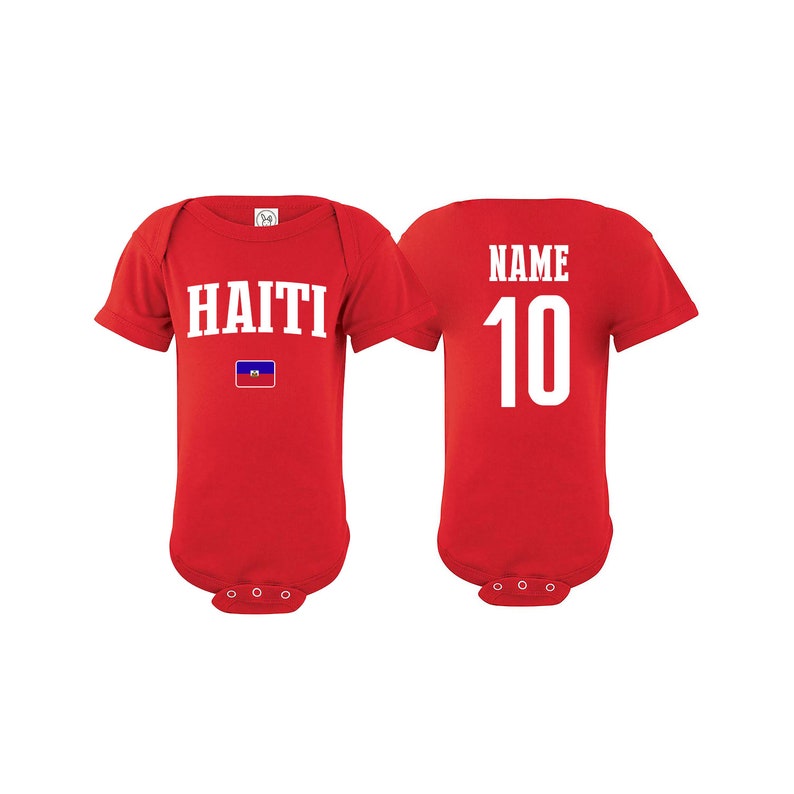 Puede incluir: Mono de beb&eacute; rojo con texto blanco que dice "HAITI" y una peque&ntilde;a bandera haitiana. La parte posterior del mono tiene texto blanco que dice "NAME 10".
